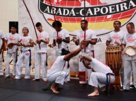 Bei der Batizado erhalten die Capoeira-Schüler ihre neuen Kordeln. (Fotos: Valeria „Maritaca“ Rizzo)