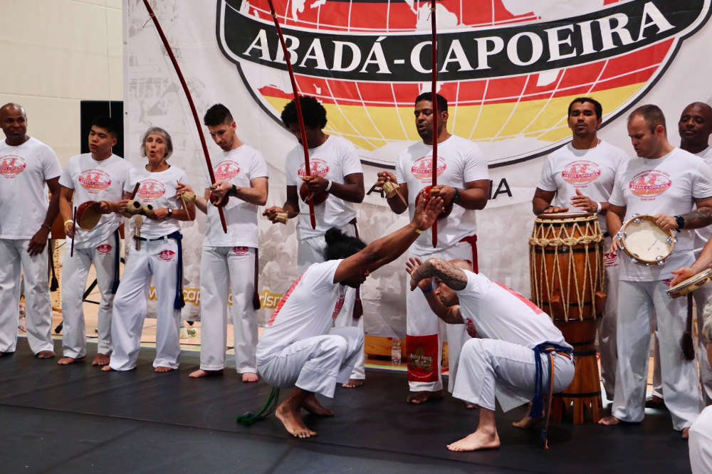 Bei der Batizado erhalten die Capoeira-Schüler ihre neuen Kordeln. (Fotos: Valeria „Maritaca“ Rizzo)