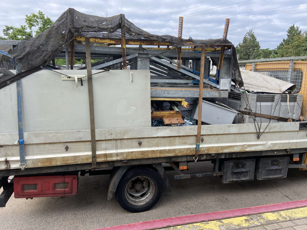 Der überladene LKW (Foto: Polizei RLP)