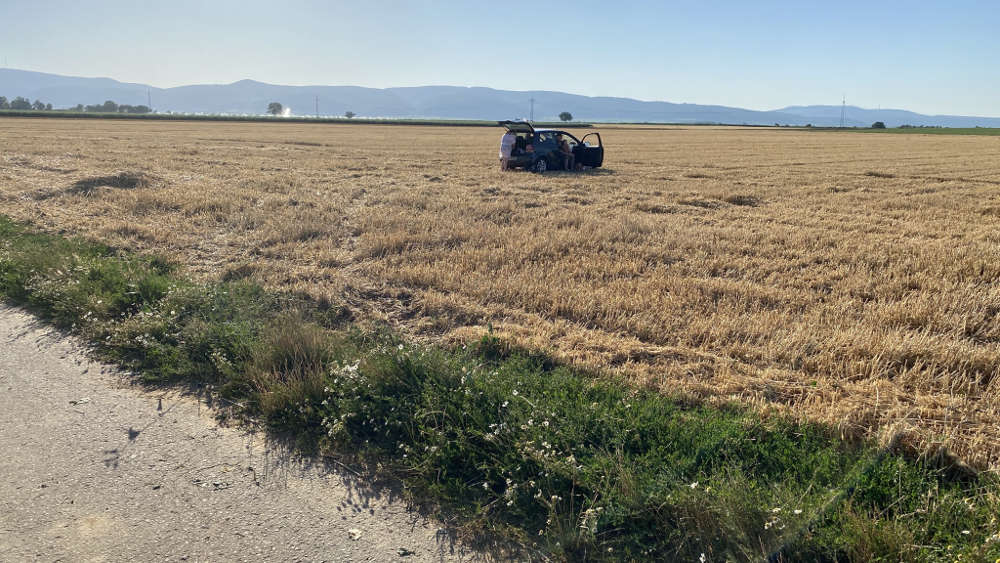 Ein PKW wurde ins angrenzende Feld geschleudert (Foto: Polizei RLP)