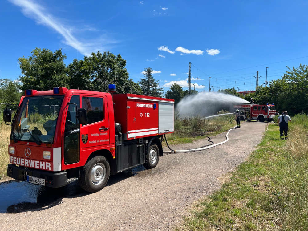 Löscharbeiten (Foto: Feuerwehr Neustadt)