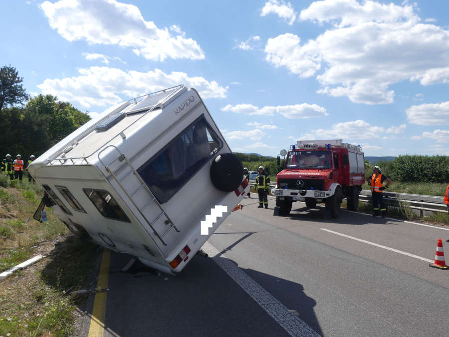 Das Wohnmobil wurde wieder aufgestellt (Foto: Feuerwehr Neustadt)