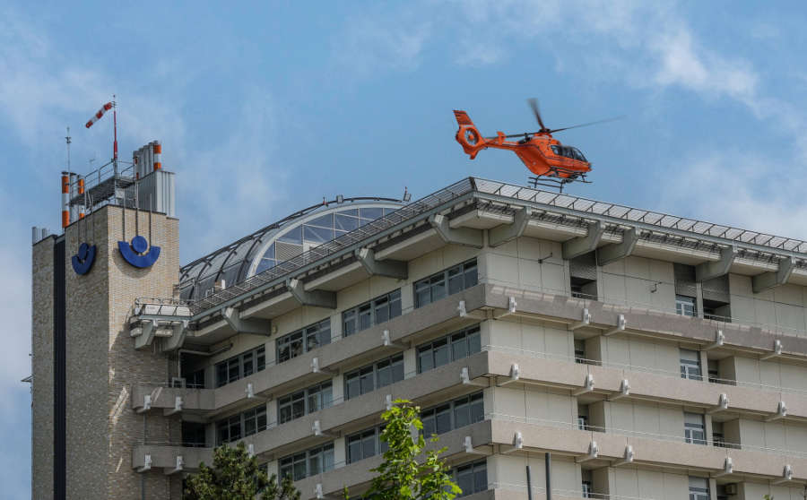 Christoph 2 über dem Dach der BG Klinik Frankfurt am Main (Foto: Holger Knecht)