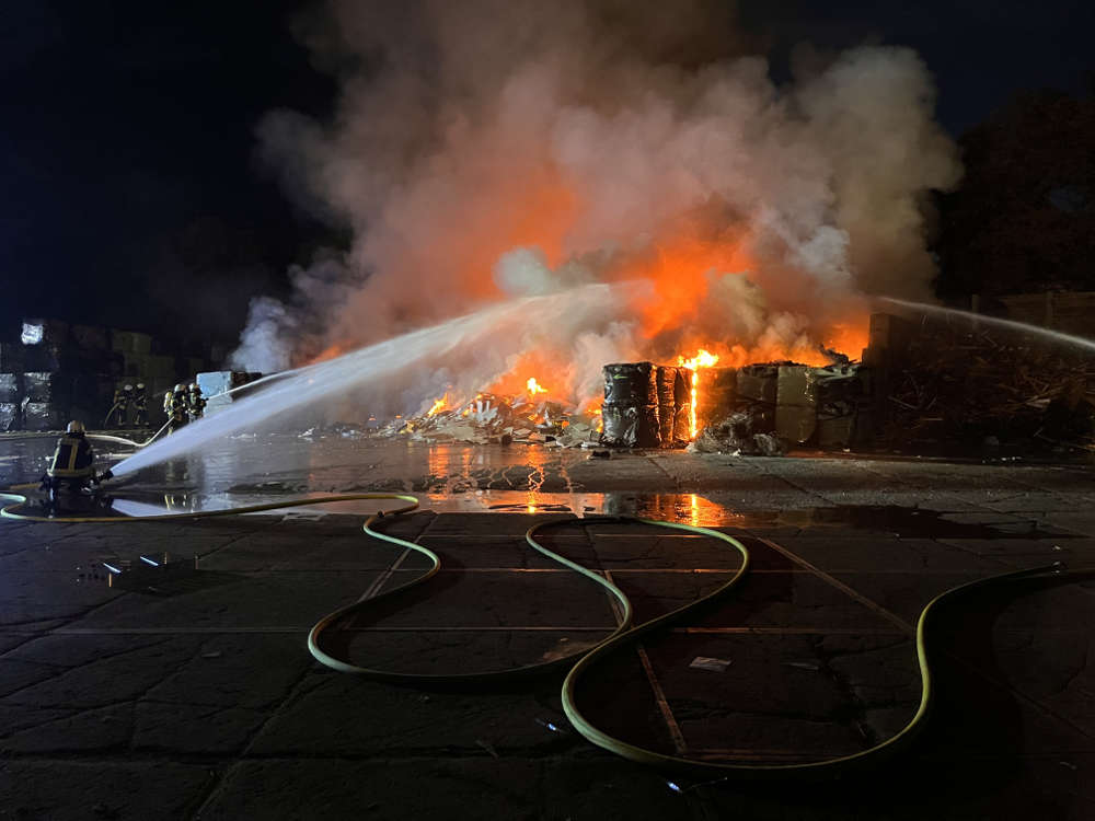 Großbrand auf Recyclinggelände (Foto: Feuerwehr Neustadt)