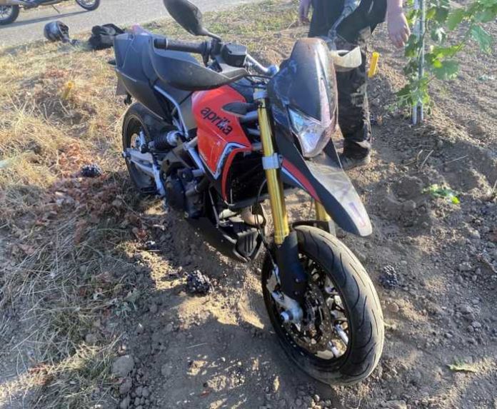 Motorrad-kommt-von-Fahrbahn-ab