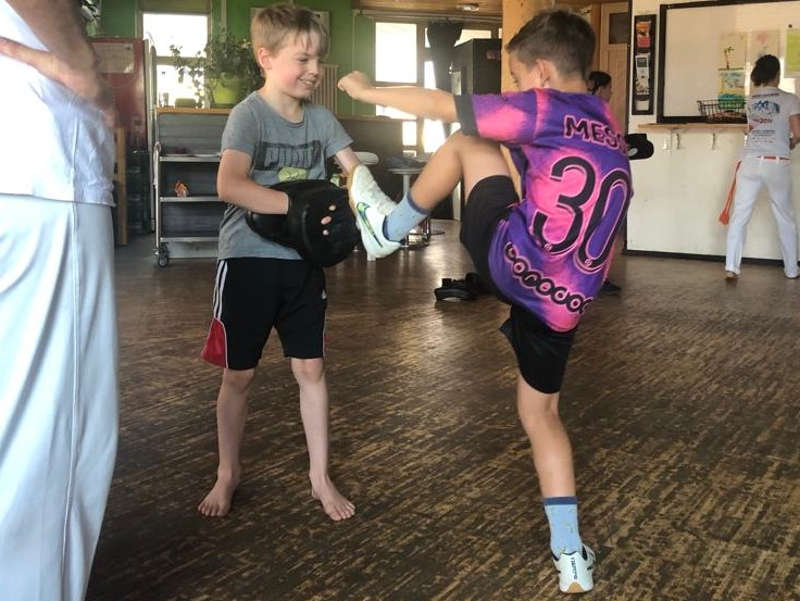 m Ferienprogramm lernen die Kinder den sogenannten „Benção“, einen Tritt der Capoeira kennen (Foto: Lena Becker)