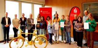 Stefan Lahmert, Sparkasse Rhein-Haardt, Klimaschutzmanagerinnen Prisca Kramer sowie Natalia Koch, Armin Rebholz, Schulleiter WHG Bad Dürkheim, Gila Serr, Schulleiterin Grundschule Schillerschule Haßloch, Bettina Göbel, Schulleiterin Grundschule Obrigheim, Carolin Helfrich, Hannah-Arendt-Gymnasium Haßloch, Andreas Pfeiffer, AEG Frankenthal, allesamt in Begleitung radaktiver Schüler (Foto: Sparkasse Rhein-Haardt)