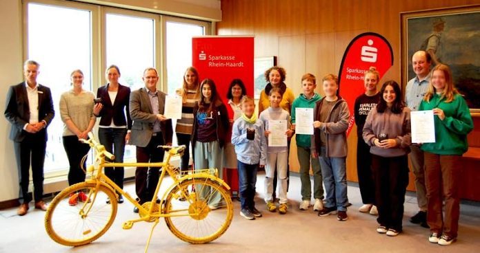 Stefan Lahmert, Sparkasse Rhein-Haardt, Klimaschutzmanagerinnen Prisca Kramer sowie Natalia Koch, Armin Rebholz, Schulleiter WHG Bad Dürkheim, Gila Serr, Schulleiterin Grundschule Schillerschule Haßloch, Bettina Göbel, Schulleiterin Grundschule Obrigheim, Carolin Helfrich, Hannah-Arendt-Gymnasium Haßloch, Andreas Pfeiffer, AEG Frankenthal, allesamt in Begleitung radaktiver Schüler (Foto: Sparkasse Rhein-Haardt)