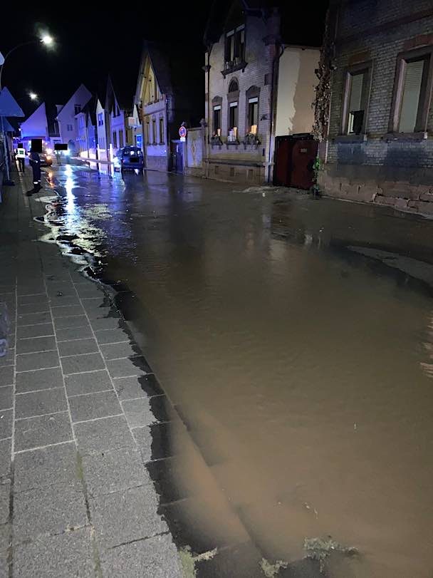 Wasserrohrbruch in der Schillerstraße (Foto: Polizei RLP)