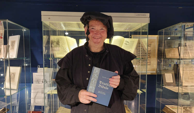 Druckermeister Landgraf mit Deutsche Bibeln (Foto: Religionspädagogisches Zentrum Neustadt)