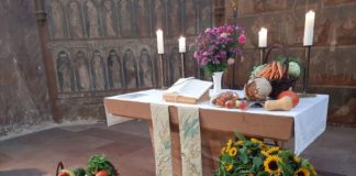 Erntedank-Altar (Foto: Prot. Kirchengemeinde Lambrecht-Lindenberg)