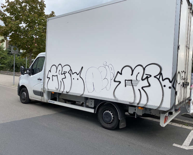 Besprühter LKW (Foto: Polizei RLP)