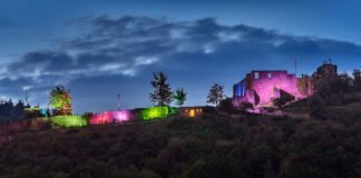 Die bunt illuminierte Wolfsburg (Foto: Klaus Ruschmaritsch 2018)