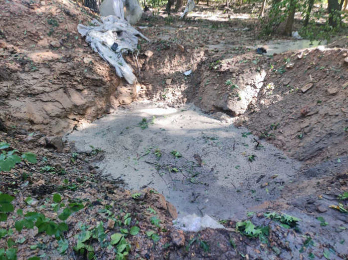 Unter 30 Tonnen Sand wurde die 125-Kilogramm-Bombe gezielt gesprengt. Zu sehen ist nur noch die Sprenggrube. (© RP Darmstadt)