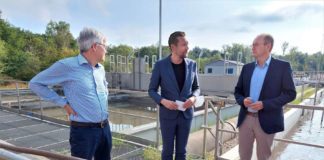 Wolfram Klingelhöfer (ESN), Ministerialdirektor Daniel Stich und Bürgermeister Stefan Ulrich (v.li.) beim Besuch der Kläranlage. (Foto: Stadtverwaltung Neustadt)