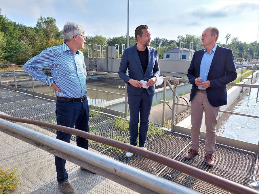 Wolfram Klingelhöfer (ESN), Ministerialdirektor Daniel Stich und Bürgermeister Stefan Ulrich (v.li.) beim Besuch der Kläranlage. (Foto: Stadtverwaltung Neustadt)