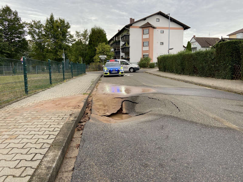 Der Asphalt wurde unterspült (Foto: Polizei RLP)