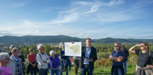 Beigeordneter Bernhard Adams und LGS-Geschäftsführer Tobias Dreher informierten über die zukünftige Landesgartenschau (Foto: Holger Knecht)