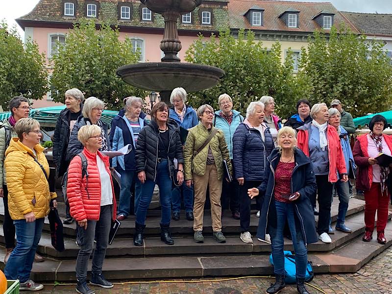 Der Frauenchor sang spontan auf dem Wochenmarkt. (Foto: Stadtverwaltung Neustadt)