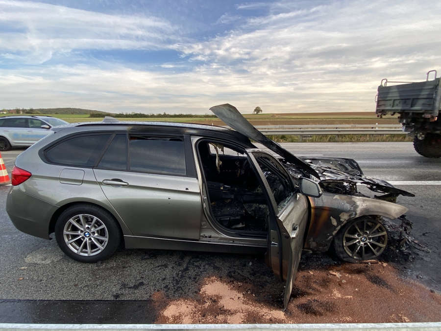 Brennender PKW auf der Autobahn (Foto: Polizei RLP)