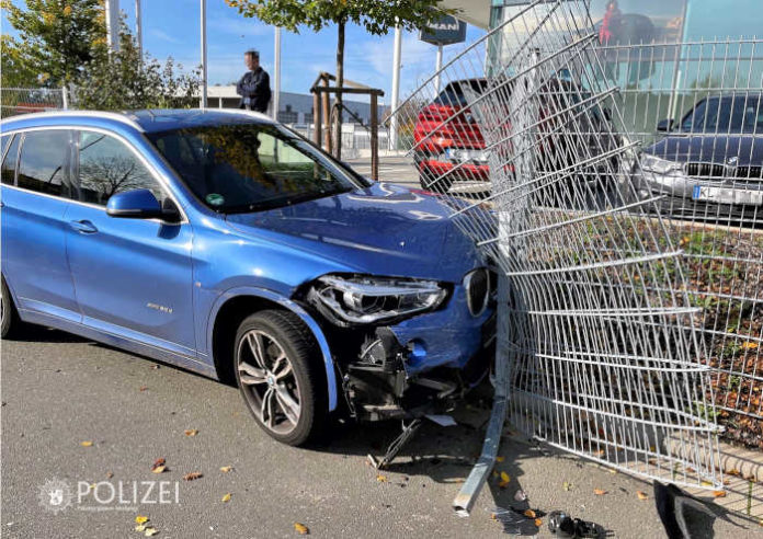 BMW-im-Zaun