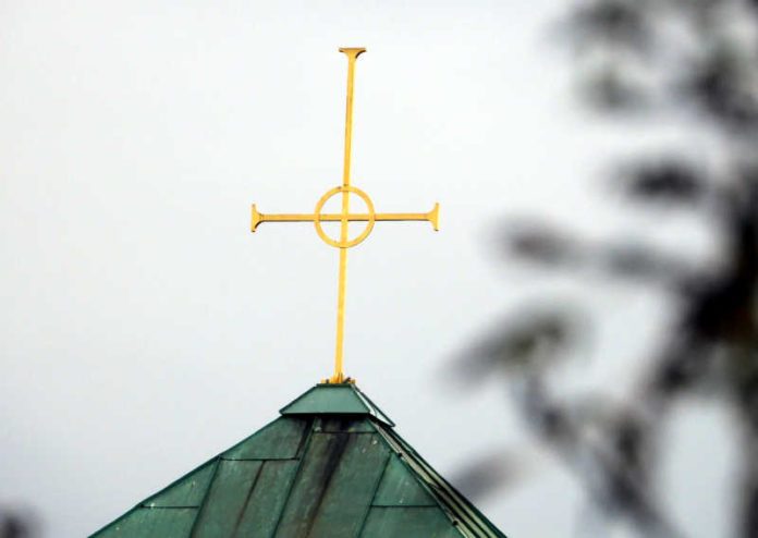 Symbolbild, Kirchturmspitze, Kreuz © Metropolnews Info
