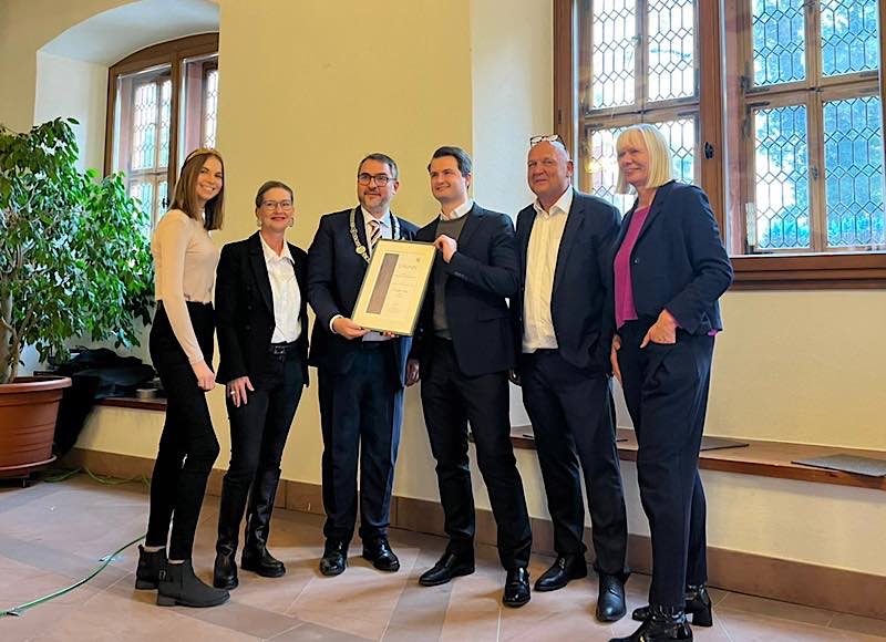 Lea Baßler, Pfälzische Weinkönigin, Ilka Lindemann, Chefredaktion Meiningers Weinwelt, Oberbürgermeister der Stadt Neustadt an der Weinstraße Marc Weigel, Giovanni Gaja (in Vertretung seines Vaters Angelo Gaja), Christoph Meininger, Inhaber der Meininger Verlags GmbH, Andrea Meininger-Apfel, Inhaberin der Meininger Verlags GmbH. (Foto: TKS)