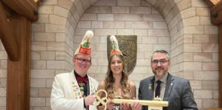 KVN-Sitzungspräsident Kevin Sauer, Prinz Vino Palatina Lea I., Oberbürgermeister Marc Weigel (Foto: Stadtverwaltung Neustadt an der Weinstraße)