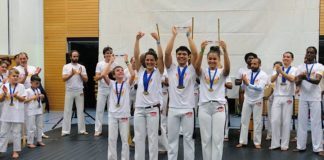 StrahlendeGesichter-die1.PlätzederDeutschenMeisterschaftvonAbadá-Capo- eira. V.l.n.r: Alexis Loucopoulos (Mangalô) aus Karlsruhe, 1. Platz Kinder; Sophie Krebs (Graduada Couve-Flor) aus Berlin, 1. Platz Frauen; Len Böse (Graduado Duracell) aus Dossenheim, 1. Platz Männer; Aamiah Owens-Mason (Esperança) aus Heidelberg, 1. Platz Jugendliche. (Foto: Uwe Böse)