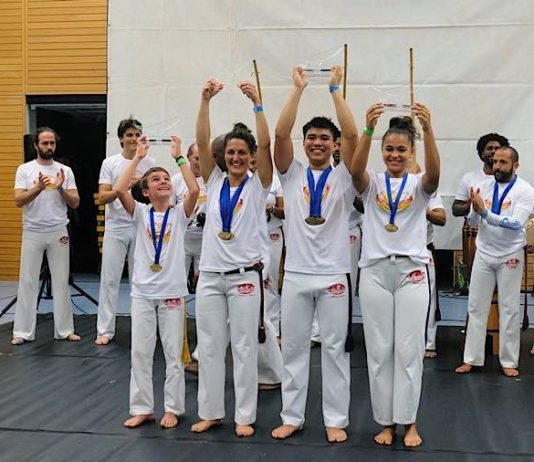 StrahlendeGesichter-die1.PlätzederDeutschenMeisterschaftvonAbadá-Capo- eira. V.l.n.r: Alexis Loucopoulos (Mangalô) aus Karlsruhe, 1. Platz Kinder; Sophie Krebs (Graduada Couve-Flor) aus Berlin, 1. Platz Frauen; Len Böse (Graduado Duracell) aus Dossenheim, 1. Platz Männer; Aamiah Owens-Mason (Esperança) aus Heidelberg, 1. Platz Jugendliche. (Foto: Uwe Böse)
