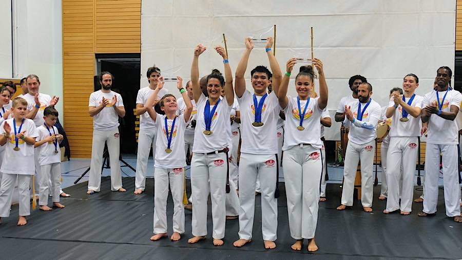 StrahlendeGesichter-die1.PlätzederDeutschenMeisterschaftvonAbadá-Capo- eira. V.l.n.r: Alexis Loucopoulos (Mangalô) aus Karlsruhe, 1. Platz Kinder; Sophie Krebs (Graduada Couve-Flor) aus Berlin, 1. Platz Frauen; Len Böse (Graduado Duracell) aus Dossenheim, 1. Platz Männer; Aamiah Owens-Mason (Esperança) aus Heidelberg, 1. Platz Jugendliche. (Foto: Uwe Böse)