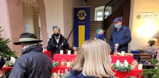 Adventskranzverkauf (Foto: Lions Club Neustadt, 2021)