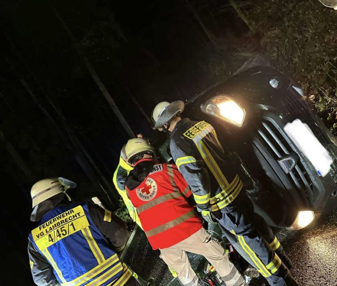 Einsatz von Feuerwehr und Rettungsdienst (Foto: Feuerwehr VG Lambrecht)