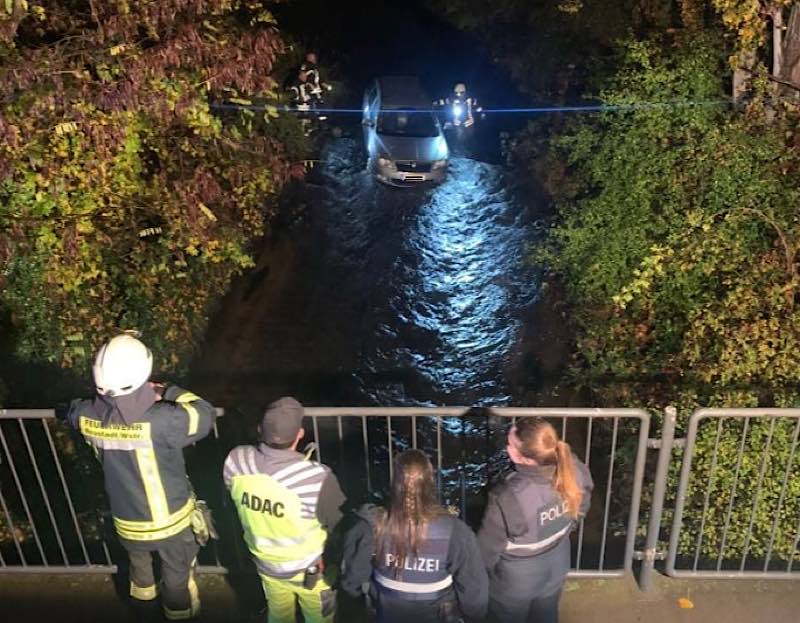 PKW im Bach (Foto: Polizei RLP)