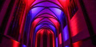 Die illuminierte prot. Kirche in Lambrecht (Foto: Holger Knecht)