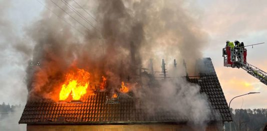 Dachstuhlbrand (Foto: Feuerwehr VG Lambrecht)