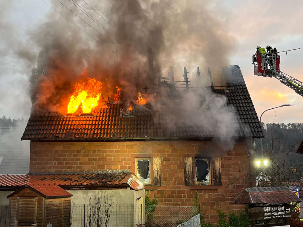 Dachstuhlbrand (Foto: Feuerwehr VG Lambrecht)