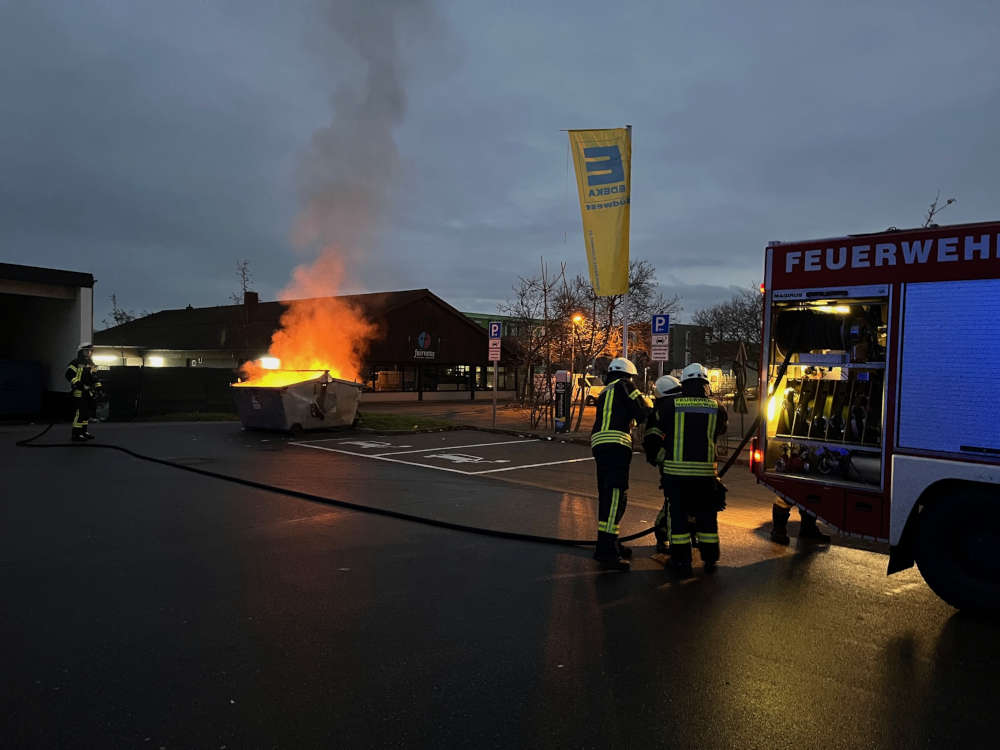 Müllbehälterbrand (Foto: Feuerwehr Neustadt)