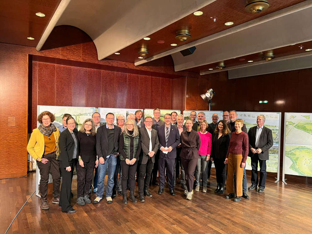 Im Beisein von Oberbürgermeister Marc Weigel wurde der Gewinner-Entwurf heute im Saalbau bekanntgegeben. (Foto: Stadtverwaltung Neustadt)