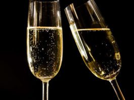 Symbolbild Sektgläser Neujahr (Foto: Pixabay/ Guido Reimann)