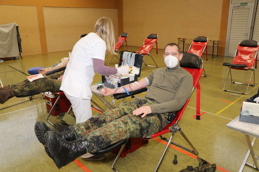 Oberstleutnant Christoph Kück beim Blutspenden (Foto: Bundeswehr/StFw Frank Wiedemann)