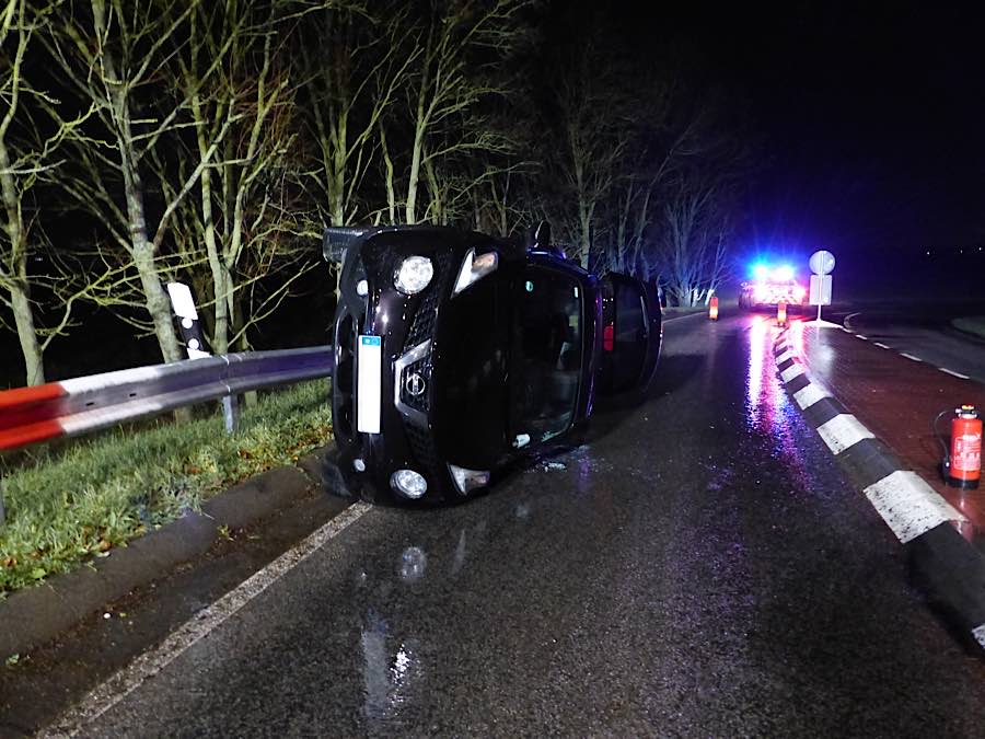 Umgekippter PKW (Foto: Feuerwehr Neustadt)