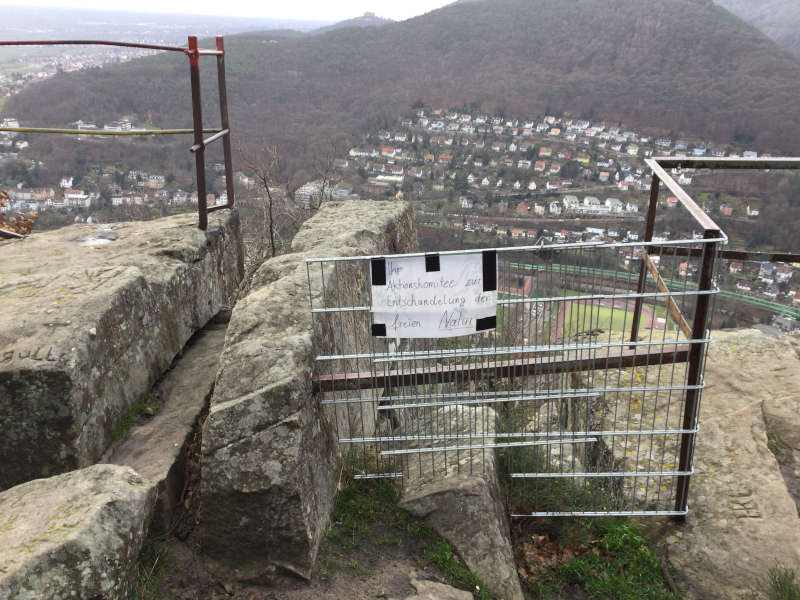 Am Aussichtspunkt wurde die Absturzsicherung abmontiert. (Foto: Stadtverwaltung Neustadt)