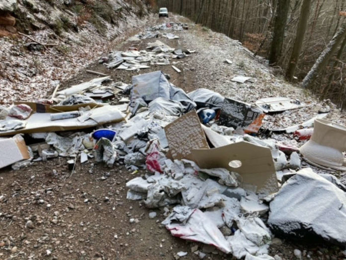 Dies ist ein neues Ausmaß illegaler Müllentsorgung im Wald. (Foto: Stadtverwaltung Neustadt)