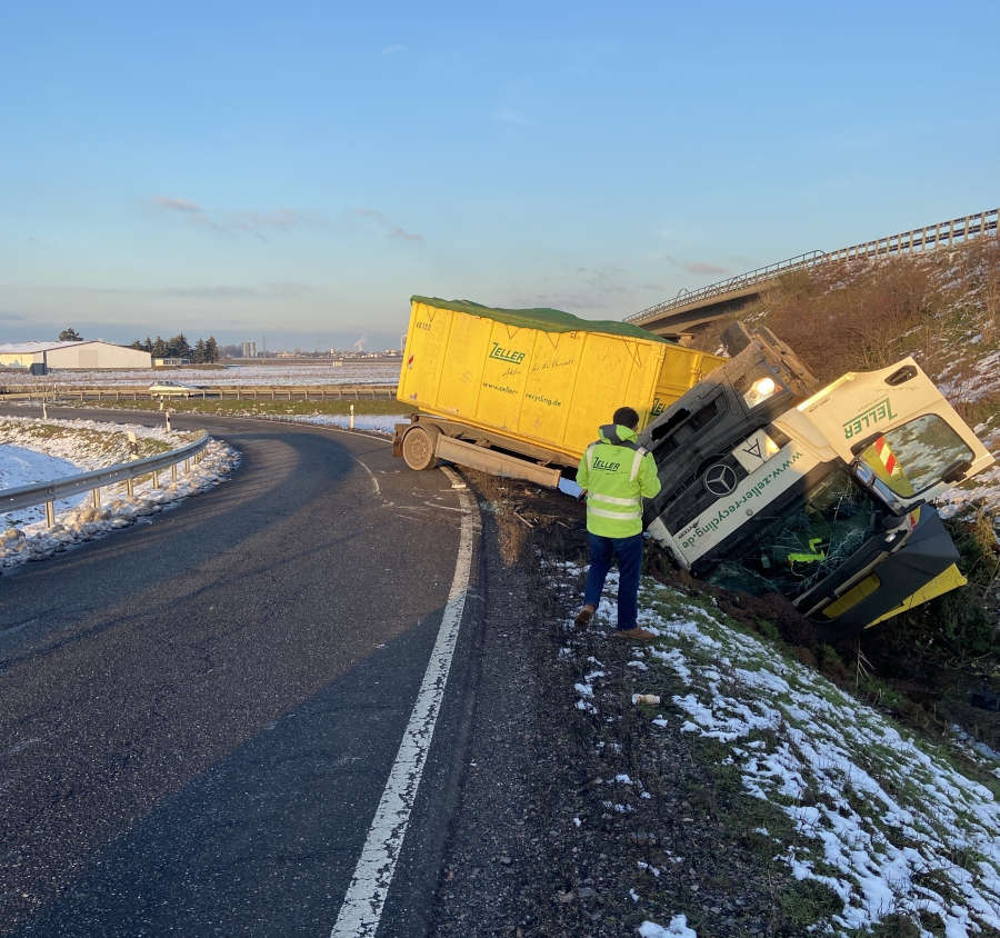 Umgekippter Lkw auf der B9 (Foto: Polizei RLP)