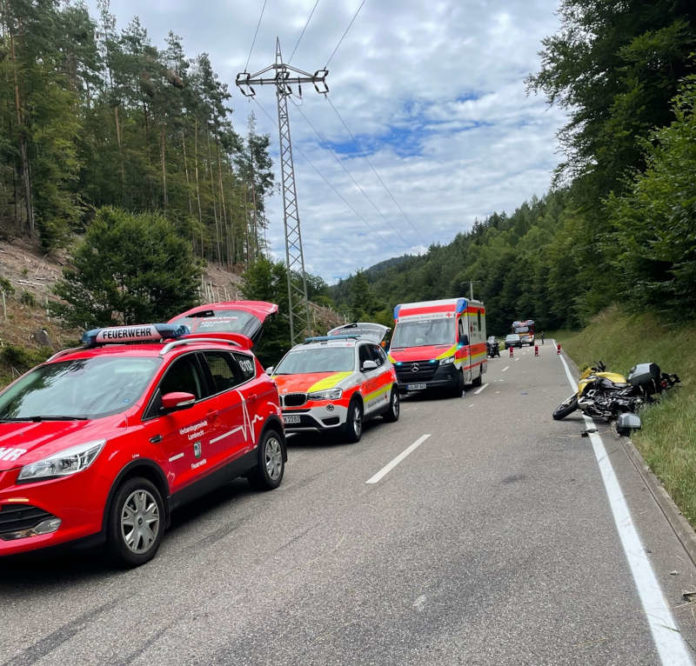 Motorradunfall (Foto: Feuerwehr VG Lambrecht)