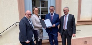 v.l.: Claus Schick (Mitglied des Landtags und des Stadtrats), Bildungsministerin Dr. Stefanie Hubig, Oberbürgermeister Marc Weigel, ISB-Vorstandssprecher Ulrich Dexheimer (Foto: Stadtverwaltung Neustadt)