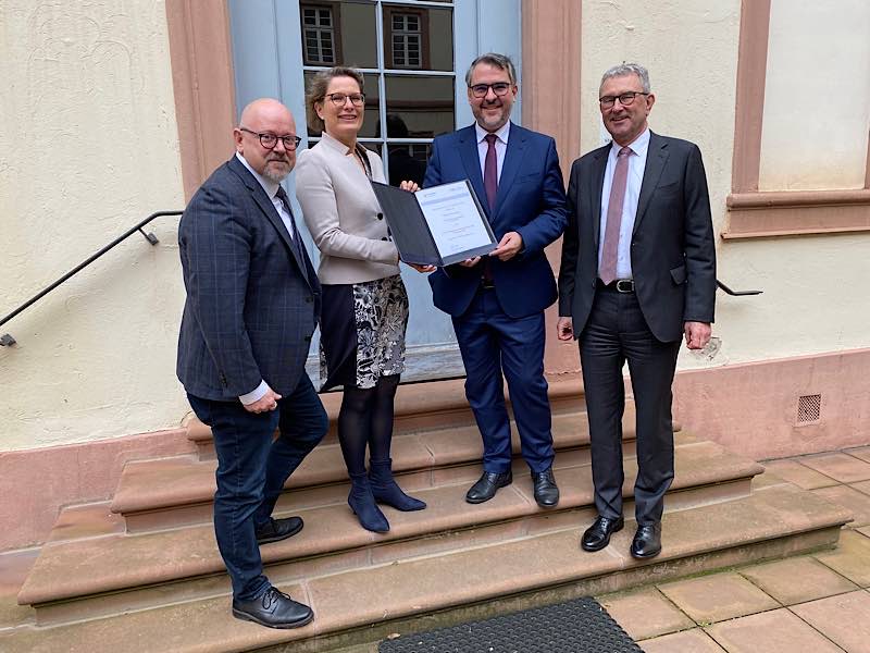 v.l.: Claus Schick (Mitglied des Landtags und des Stadtrats), Bildungsministerin Dr. Stefanie Hubig, Oberbürgermeister Marc Weigel, ISB-Vorstandssprecher Ulrich Dexheimer (Foto: Stadtverwaltung Neustadt)