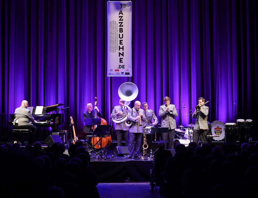 Die Musiker der Jazzbühne und des Heeresmusikkorps Koblenz (Foto: Holger Knecht)