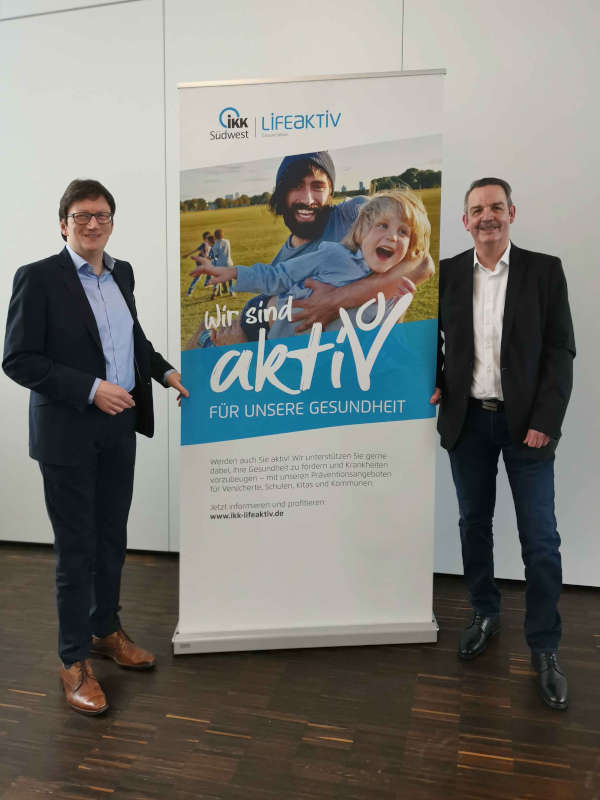 Prof. Dr. Jörg Loth (Vorstandsvorsitzender der IKK Südwest) und Harald Stark, (Geschäftsführer Bernd-Jung-Stiftung) freuen sich auf die Zusammenarbeit (Foto: Bernd-Jung-Stiftung)